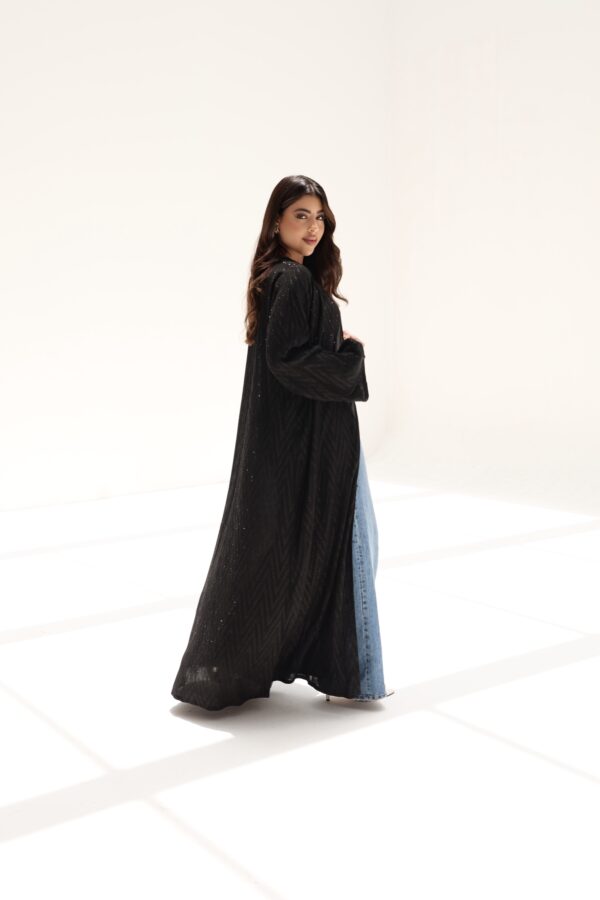 عباية انسيابية بلمعة ناعمة